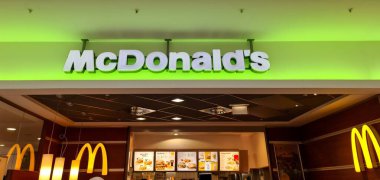 Kiel, 21 yaşında. Şubat 2025: McDonald 's Restoran tabelası altın kemerler ve yeşil arka planı gösteriyor