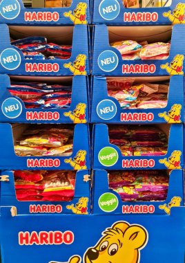 Kiel, 21 yaşında. Şubat 2025: Bir süpermarkette rafları dolduran renkli HARIBO şeker torbaları, müşteriler tarafından toplanmaya hazır