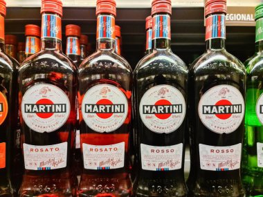 Kiel, 21 yaşında. Şubat 2025: Renkli martini vermut şişeleri bir mağaza rafında satılmaya hazır bekliyor