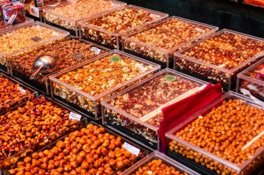 Barselona, 18 yaşında. Temmuz 2024: İspanya 'nın Barcelona kentindeki popüler bir turizm merkezi olan La Boqueria Market' te çeşitli fındık ve kurutulmuş meyve sergisi