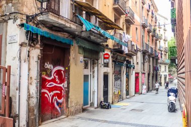 Barselona, 18 yaşında. Temmuz 2024: İspanya 'nın Barselona kentinde duvar yazıları olan boş cadde, kurumuş bina ve kıyafetleri gösteriyor