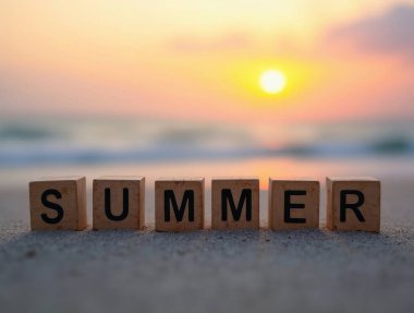 Tahta küpler yaz mevsiminde kumlu bir sahilde gün batımında, tatil titreşimleri uyandırıyor.