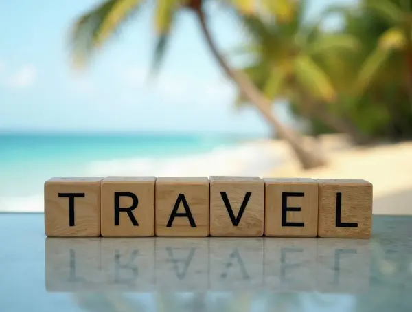 Tahta küpler, tropik bir plajın yumuşak bokeh arka planına sahip yansıtıcı bir yüzeyde seyahat ederler.