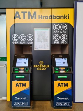 Keflavik, İzlanda - 05. Mart 2025: İzlanda 'daki Keflavik Uluslararası Havalimanı' nda iki ATM ve döviz kuruna göre birden fazla para birimi kabul edildi