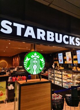 Keflavik, İzlanda - 05. Mart 2025: İzlanda 'daki Keflavik Uluslararası Havaalanı' nın içindeki bir kafede Starbucks logosu sergilendi