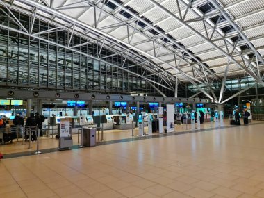 Hamburg, Almanya - 28. Şubat 2025: Hamburg Havaalanı 'ndaki gişeleri kullanan yolcular