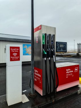 İzlanda, İzlanda - 01. Mart 2025: İzlanda 'da akaryakıt fiyatlı kırmızı ve beyaz self servis benzin istasyonları