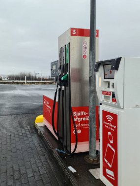 İzlanda, İzlanda - 01. Mart 2025: Modern benzin istasyonu pompası, İzlanda 'da sürücülere kolaylık sağlayarak self-servis ve ulaşılamaz ödeme seçenekleri sunuyor