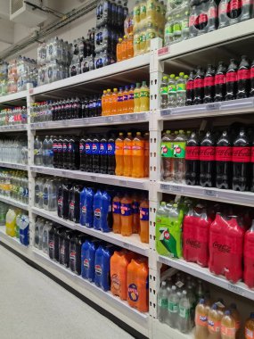 İzlanda, İzlanda - 01. Mart 2025: Bir süpermarketin raflarını dolduran plastik şişelerde çeşitli gazoz ve meşrubat markaları