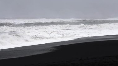 İzlanda 'daki Reynisfjara' ya vuran güçlü okyanus dalgaları yavaş hareket ediyor..
