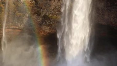 İzlanda 'da gökkuşağı ile görkemli seljalandfoss şelalesi.
