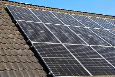 Güneş paneli çatıdaki güneş ışığını emerek temiz ve sürdürülebilir elektrik üretiyor.