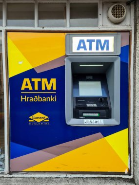 Reykjavik, İzlanda - 05. Mart 2025: Euronet Worldwide logosuna sahip Hrabanki bankasının modern ATM 'si, Reykjavik, İzlanda' da mali işlemler için boş bir ekran gösteriyor 
