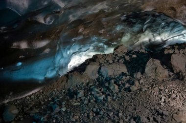 İzlanda 'daki Vatnajokull Buzulu' ndaki büyüleyici buz mağarasının manzarası eriyen buz ve kaya oluşumlarının güzelliğini gözler önüne seriyor.