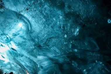 Derin mavi buz mağarası vatnajokull buzulu, İzlanda 'daki ışığı yansıtıyor. Büyülü ve dünya dışı bir atmosfer yaratıyor.