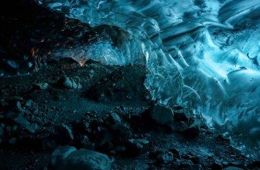 Sersemletici mavi buz oluşumları Vatnajokull Buzulu, İzlanda 'daki mağarada büyüleyici bir manzara yaratır.