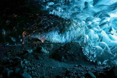 Sersemletici mavi buz oluşumları Vatnajokull Buzulu 'ndaki doğal bir buz mağarasında büyüleyici bir manzara yaratır.