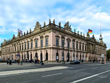 Berlin, Almanya 03. Ekim 2024 'te, Berlin' deki Neues Müzesi yakınlarındaki Fernsehturm Berlin TV Kulesi 'nin arka planında bulunan Neues Müzesi' nde yürüyen turistler,