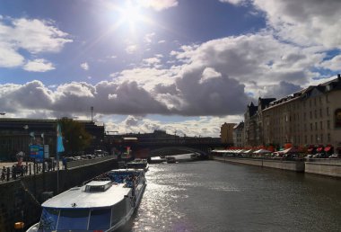 Berlin, Almanya 03. Ekim 2024, Berlin, Almanya 'da Spree nehrinden geçen yolcu gemisi, arka planda restoranları ve Berlin Merkez İstasyonu olan bir köprünün altından geçiyor.