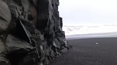Volkanik siyah kuma ve Reynisfjara plajının bazalt sütunlarına çarpan güçlü dalgalar, Vick, İzlanda yakınlarındaki dramatik kıyı manzarasını gözler önüne seriyor.