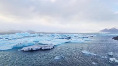Buzdağları Jokulsarlon Buzul lagünü, İzlanda 'da huzur içinde yüzer ve nefes kesici bir Kuzey Kutbu manzarası yaratır.