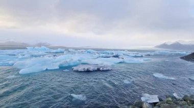 Buzdağları İzlanda 'daki Jokulsarlon buzulları üzerinde yüzerek küresel ısınmanın etkilerini gösterir.