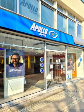 Kiel, Almanya, 12 Mart 2025, Kiyel, Almanya 'da Apollo Optik mağazası, gözlük çerçeveleri sergiliyor ve reçeteli gözlüklerde yüzde 50 indirim yapıyor.