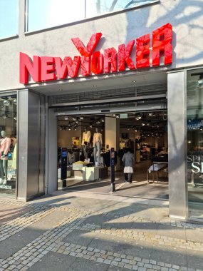 Kiel, Almanya, 12 Mart 2025, New Yorker giyim mağazası. Mankenler ve müşteriler Kiel, Almanya 'ya giriş yapıyor.