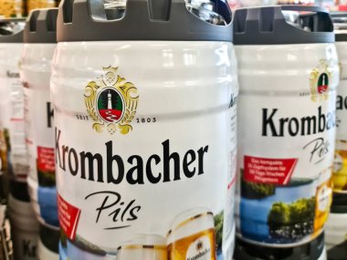 Kiel, Almanya, 12 Mart 2025, Krombacher 'ın metal fıçıları rafta duruyor, alınıp dağıtılmaya hazır.