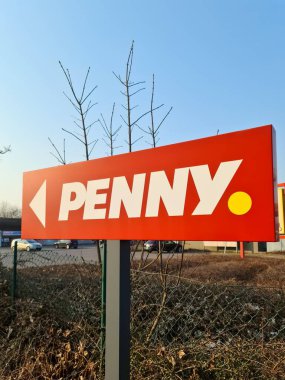 Kiel, Almanya, 12 Mart 2025, Red Penny Market süpermarket logosu beyaz yazı ve sarı noktalı, beyaz okla mağazaya giden yönü gösteriyor.