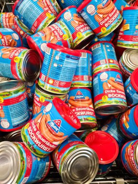 Kiel, Almanya, 12 Mart 2025, Alman Metten Dicke Sauerlander Bockwurst 'un kırmızı kapaklı metal kutuları süpermarket raflarında satışa sunuldu.