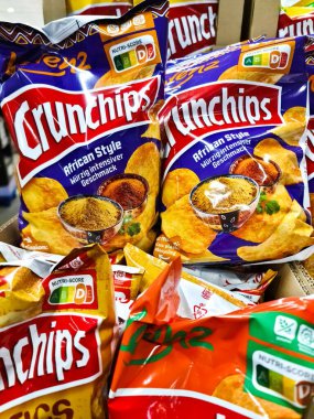Kiel, Almanya, 12 Mart 2025, Lorenz Crunchips paketleri, Afrika stili de dahil olmak üzere, bir karton kutuda, Almanya, Kiel 'de satılmaya hazır.