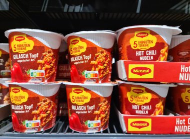 Kiel, Almanya, 12 Mart 2025, Maggi 'nin hazır yiyecek ve erişteleri süpermarketin rafında hazır bekliyor.
