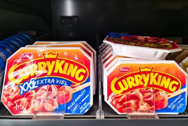 Kiel, Almanya, 12 Mart 2025, CurryKing XXL ekstra viel Meica körili sosis paketleri otomatta sergilenmeye hazır, satın alınmaya hazır.