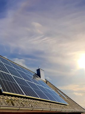 Fotovoltaik hücreler güneş ışığını elektriğe dönüştürüyor, konut binaları için sürdürülebilir enerji üretimini gösteriyor