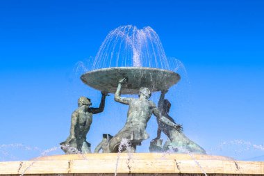 Valletta, Malta 27. Eylül 2024, Triton Çeşmesi, Valletta 'da suyun aktığı büyük bir plakayı destekleyen mitolojik figürleri tasvir eden Bronz heykeller