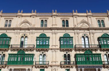 Valletta, Malta 27. Eylül 2024, geleneksel Malta binasını süsleyen yeşil balkonlar Valletta 'nın açık mavi gökyüzünün altında