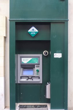 Valletta, Malta 27. Eylül 2024, Valletta, Malta 'da bir caddede bulunan Yeşil ATM nakit çekimleri ve finansal işlemler için 247 hizmet sunuyor