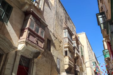 Valletta, Malta 27. Eylül 2024, ahşap balkonlar Valletta, Malta 'daki tarihi mimariye büyüleyici bir hava katıyor.