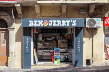 Valletta, Malta 27. Eylül 2024 'te, Ben ve Jerry' nin dükkanı güneşli bir günde Valletta, Malta 'da dondurma ve diğer paket yiyecekleri satıyor.
