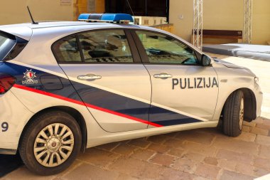 Valletta, Malta 27. Eylül 2024, Malta Valletta, Malta 'da güvenlik ve kolluk kuvvetlerini temsil eden bir kilisenin yakınındaki Maltese polis aracının yan görüntüsü.