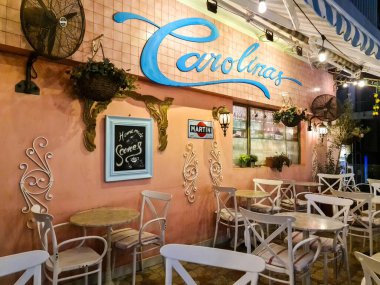 Valletta, Malta 27. Eylül 2024, Valletta, Malta 'daki Carolinas Kafe' nin dışında oturan masa ve sandalyeler müşterileri davet ediyor.