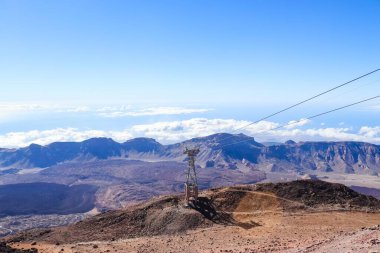 İspanya, Kanarya Adaları, Tenerife 'deki Teide Dağı yanardağının zirvesine turistleri taşıyan teleferik nefes kesici panoramik manzaralar sunuyor.
