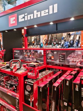 Kiel, Almanya 15 Mart 2025, Red Einhell elektrikli aletler ve bahçe ekipmanları kırmızı raflarda ve bir hırdavatçıda reklam panellerinde sergilendi