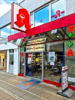 Kiel, Almanya 15 Mart 2025, Kiel, Almanya 'da Aesculapius Eczanesi, kırmızı tabela, giriş ve pencere vitrinlerini sergiliyor.