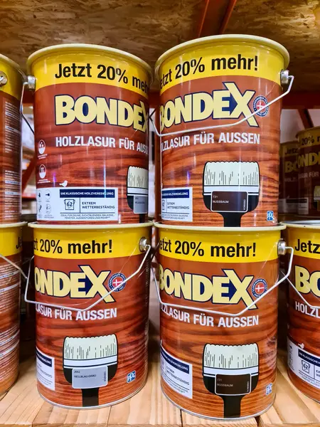 Kiel, Almanya 15 Mart 2025, Metal kutular Bondex ahşap jöle açık hava kullanımı için, farklı renkte, bir hırdavatçıda rafta sergilenmektedir, satın alınmaya hazırdır.