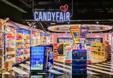 La Calista, Tenerife 18 Eylül 2024, Tenerife Güney Havaalanı 'nda çeşitli şeker ve çikolata markaları satan Şeker Fuarı mağazasının geniş açılı görüntüsü