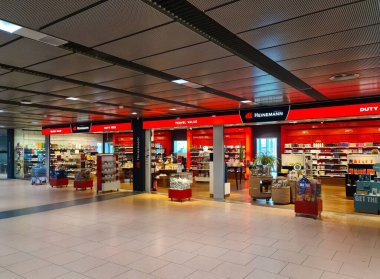 Hamburg, Almanya 09. Haziran 2024, Heinemann gümrüksüz mağazası kozmetik, parfüm ve Almanya 'daki Hamburg Havaalanı' nda hediyeler satıyor.