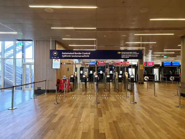 Keflavik, İzlanda 23. Haziran 2024, Keflavik Uluslararası Havalimanı, İzlanda 'da göçmenlik ve göç işlemlerini kolaylaştıran boş sınır denetim kapıları