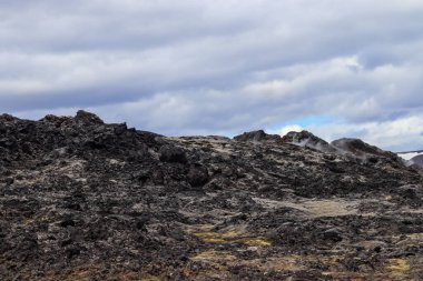 Leirhnjukur, İzlanda yakınlarındaki ıssız bir arazide volkanik bacalardan yükselen buhar dramatik bir jeotermal aktivite manzarası yaratıyor.